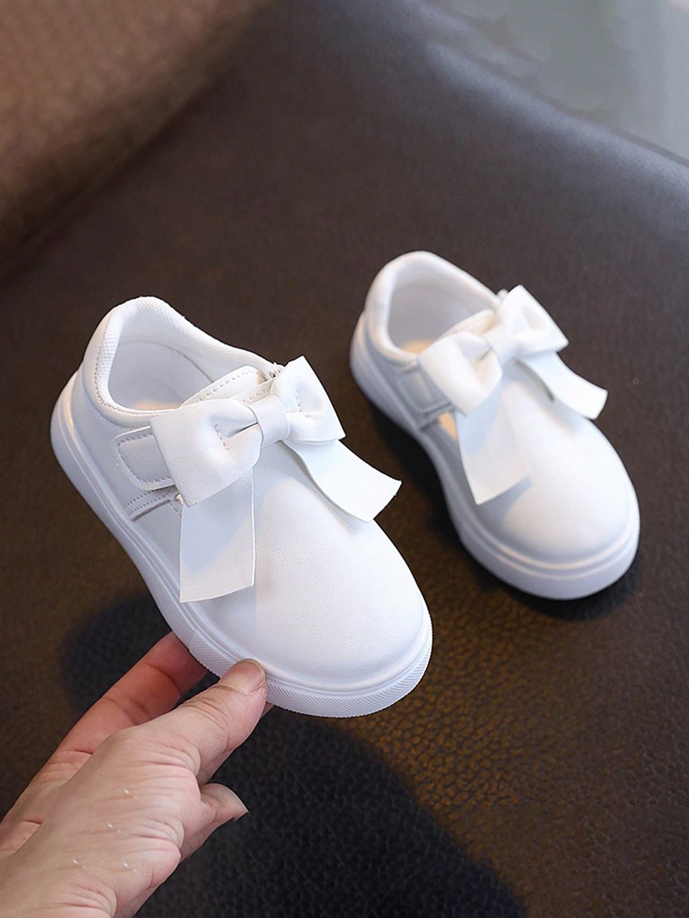 1 Pair Girls' Pure White Ballet Shoes With 3D Bow, Hook And Loop Closure, Easy On/Off, Versatile School Shoes For Toddlers