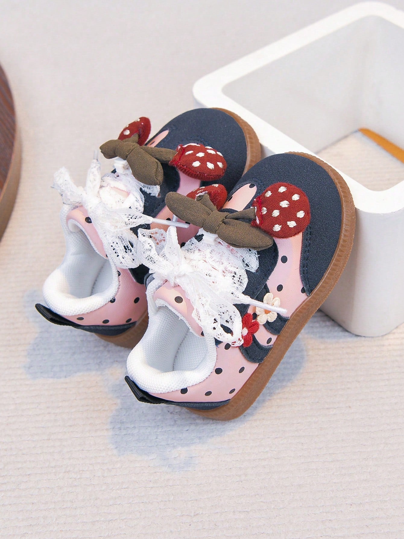 1 Pair Flat Shoes, Sweet Strawberry Infant Shoes, Soft Sole Anti-Slip Lace-Up Infant Shoes