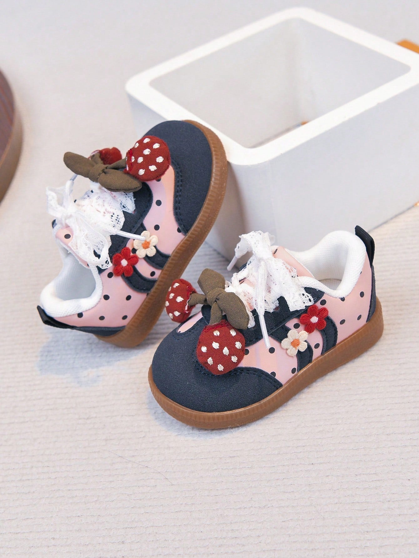 1 Pair Flat Shoes, Sweet Strawberry Infant Shoes, Soft Sole Anti-Slip Lace-Up Infant Shoes