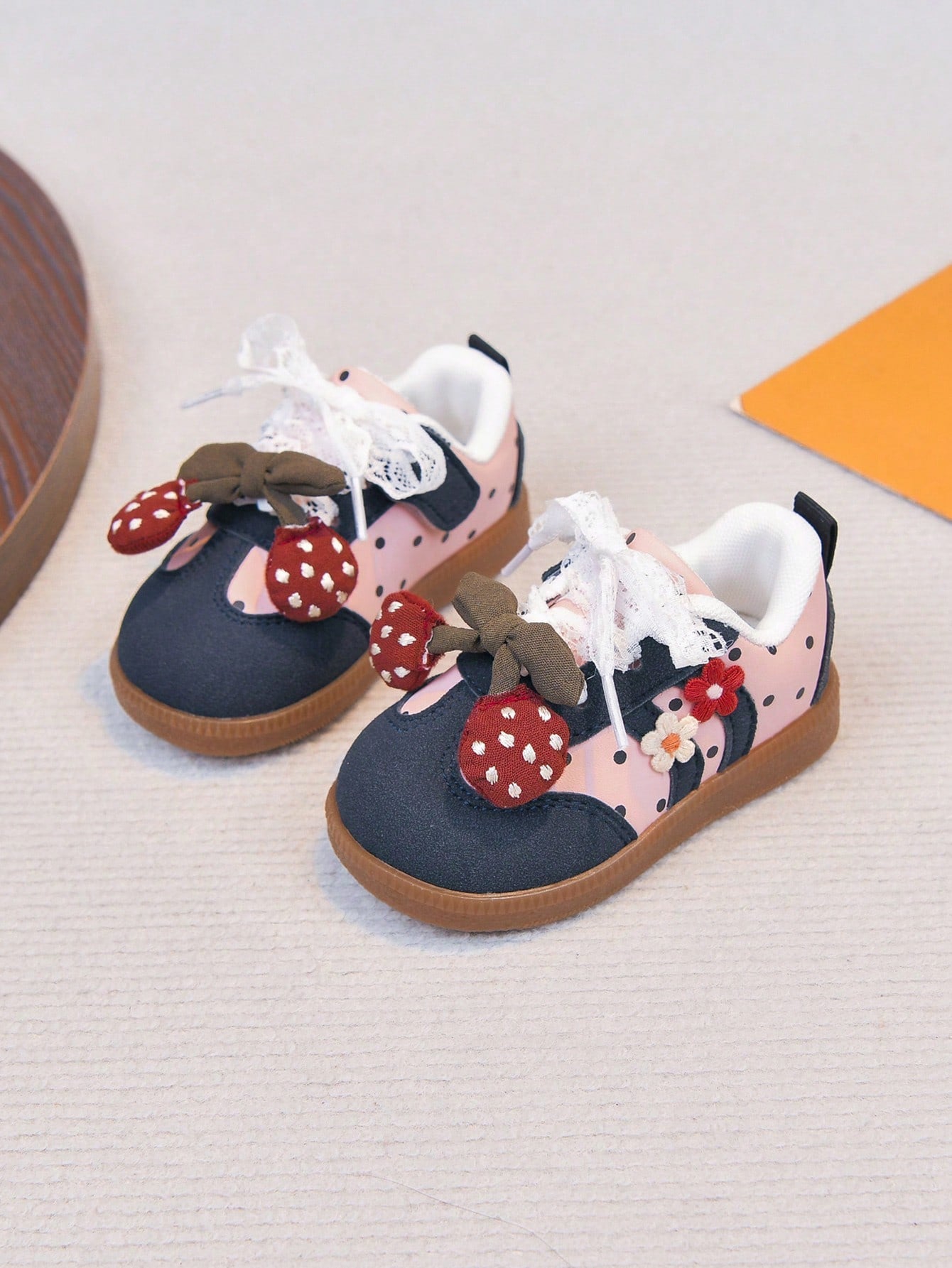 1 Pair Flat Shoes, Sweet Strawberry Infant Shoes, Soft Sole Anti-Slip Lace-Up Infant Shoes