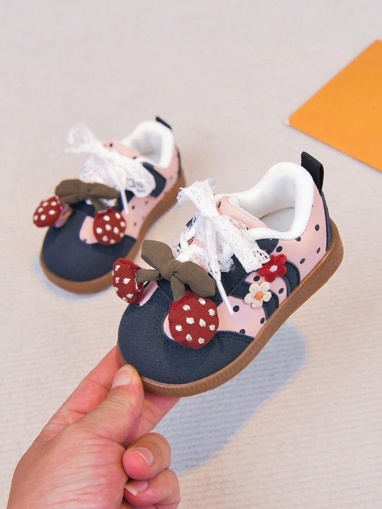 1 Pair Flat Shoes, Sweet Strawberry Infant Shoes, Soft Sole Anti-Slip Lace-Up Infant Shoes