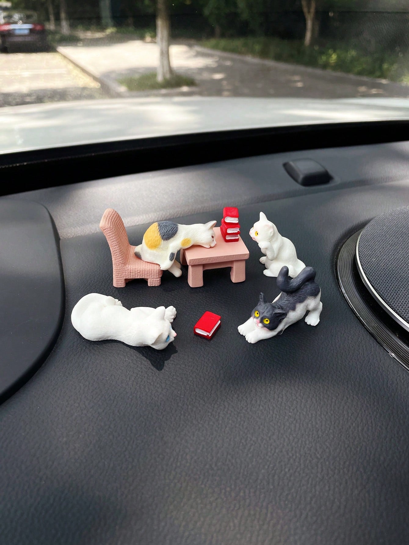 1 Set Cartoon Cute Realistic Kitten Car Dashboard Ornament, Creative Fun Cat Car Window Dashboard Decor, Realistic Mini Animal Figurine Handcrafted Decoration Accessory, Car Interior Small Ornament