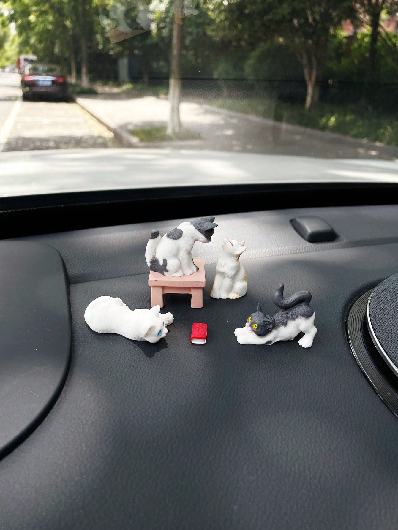 1 Set Cartoon Cute Realistic Kitten Car Dashboard Ornament, Creative Fun Cat Car Window Dashboard Decor, Realistic Mini Animal Figurine Handcrafted Decoration Accessory, Car Interior Small Ornament