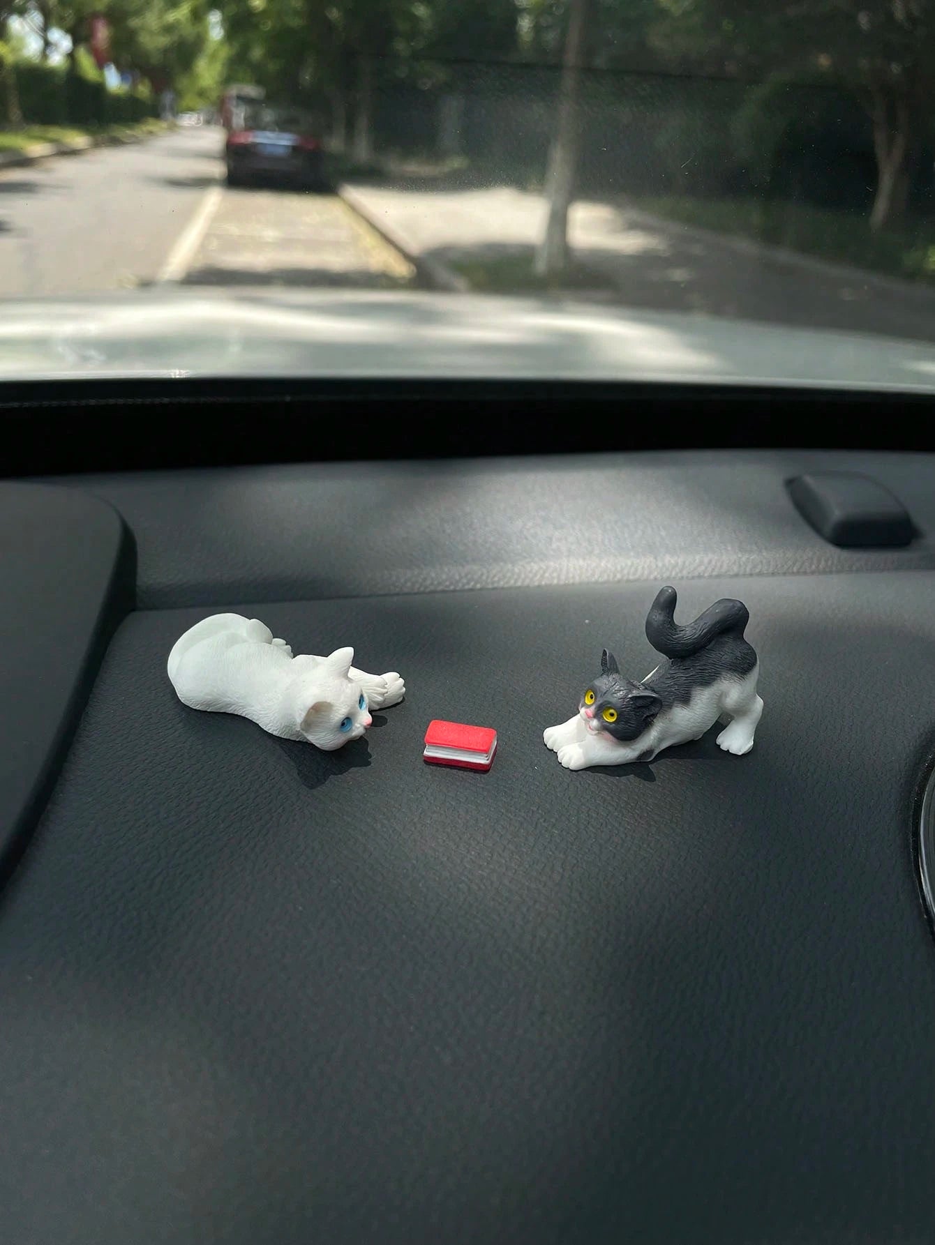 1 Set Cartoon Cute Realistic Kitten Car Dashboard Ornament, Creative Fun Cat Car Window Dashboard Decor, Realistic Mini Animal Figurine Handcrafted Decoration Accessory, Car Interior Small Ornament