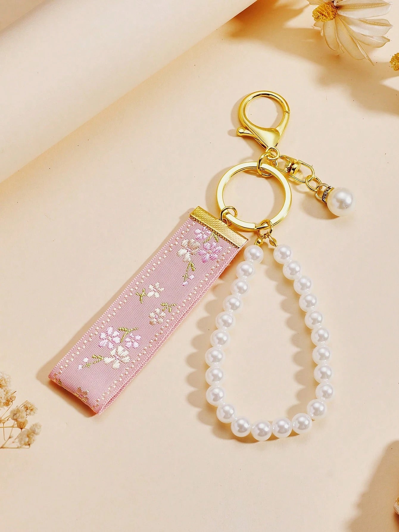 1pc Faux Pearl Keychain, Keyring, Bag Charm, Gift For Women, Sister Gift (Note: The Ribbon Cannot Be Hand-Held, The Pearl Chain Has Elasticity And Can Be Hand-Held), Elegant Bag Charm Keychain For Wom