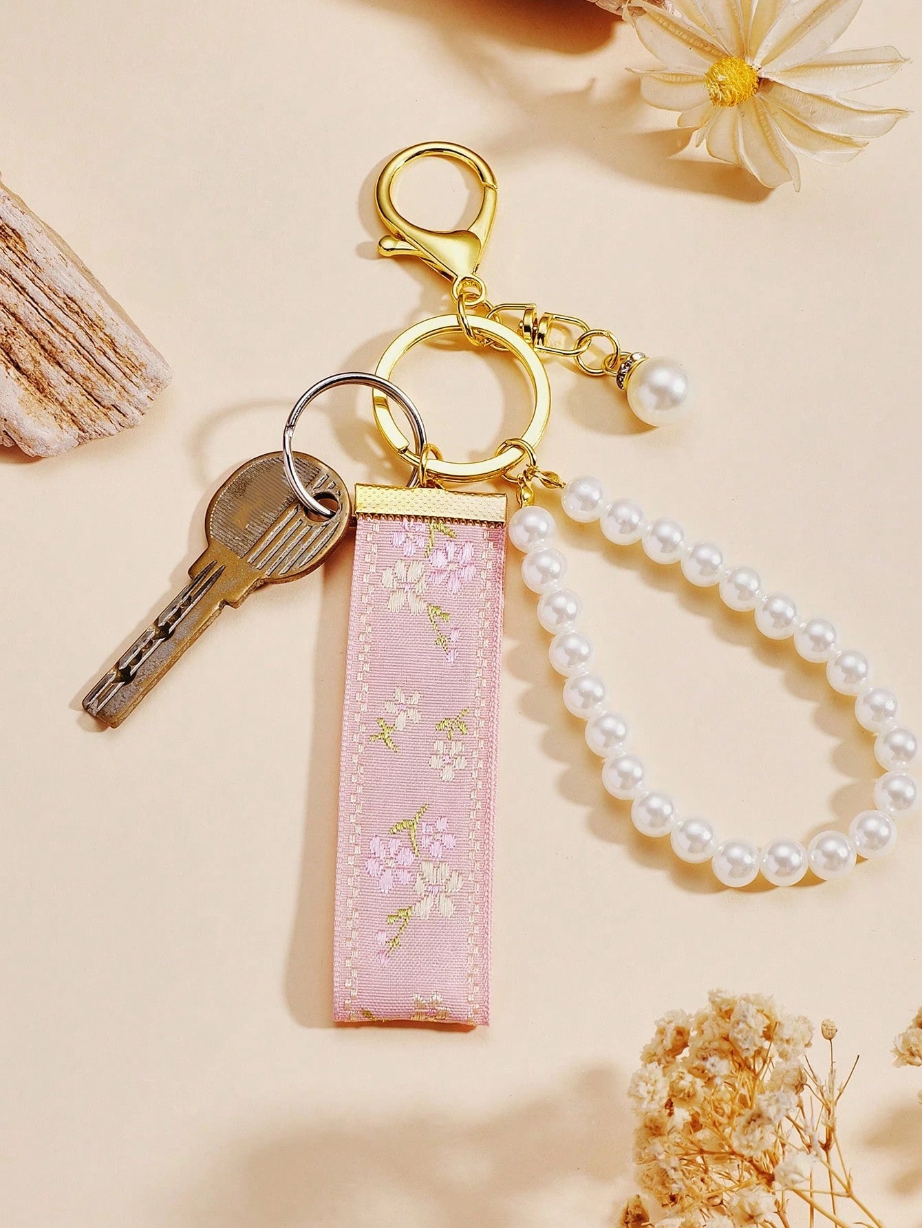 1pc Faux Pearl Keychain, Keyring, Bag Charm, Gift For Women, Sister Gift (Note: The Ribbon Cannot Be Hand-Held, The Pearl Chain Has Elasticity And Can Be Hand-Held), Elegant Bag Charm Keychain For Wom