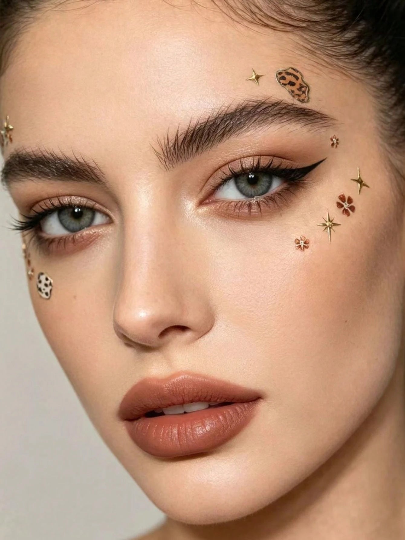 1pc Gilded Edge Multi-Style Animal Texture Face Stickers, Spiral Line Silver Glitter Four-Pointed Star, American Vintage Hot Girl Photography Cold Tone Smoky Highlight Makeup Stickers, Self-Adhesive
