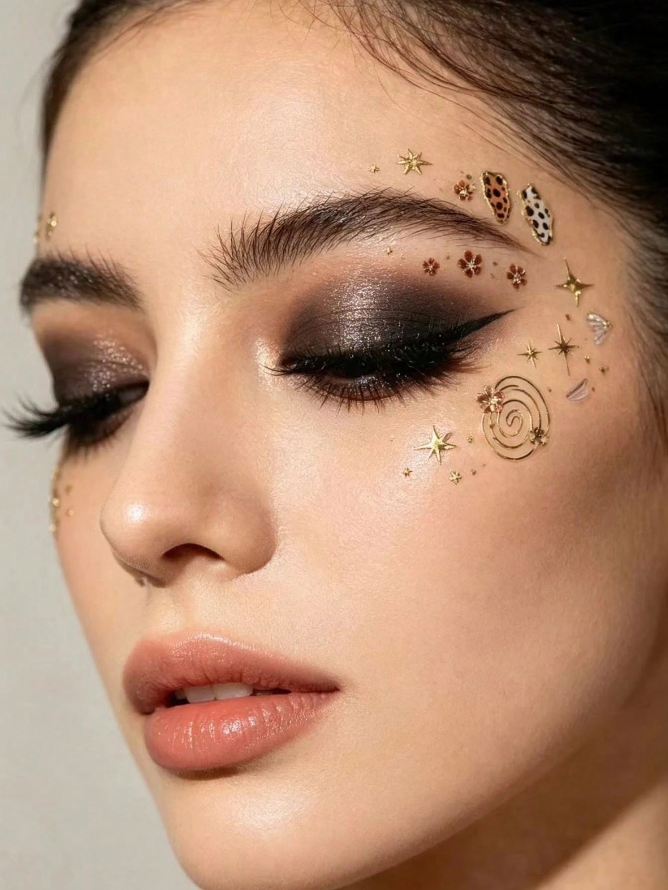 1pc Gilded Edge Multi-Style Animal Texture Face Stickers, Spiral Line Silver Glitter Four-Pointed Star, American Vintage Hot Girl Photography Cold Tone Smoky Highlight Makeup Stickers, Self-Adhesive