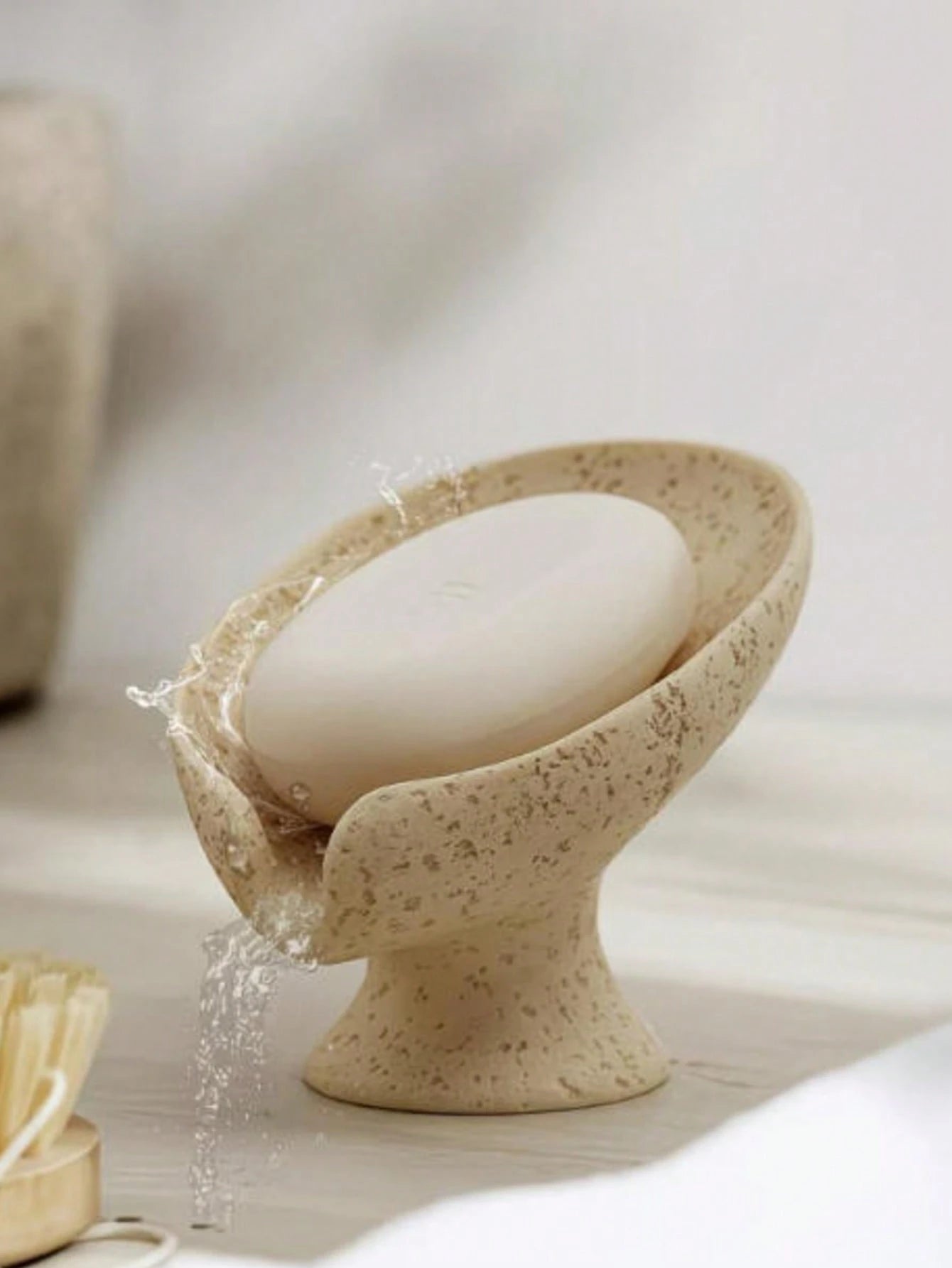 1pc Leaf-Shaped Self-Draining Soap Dish, Suitable For Keeping Soap Dry In Shower, Bathroom Sink, Kitchen Counter Or Bathtub, Appearance Similar To Gypsum Stone
