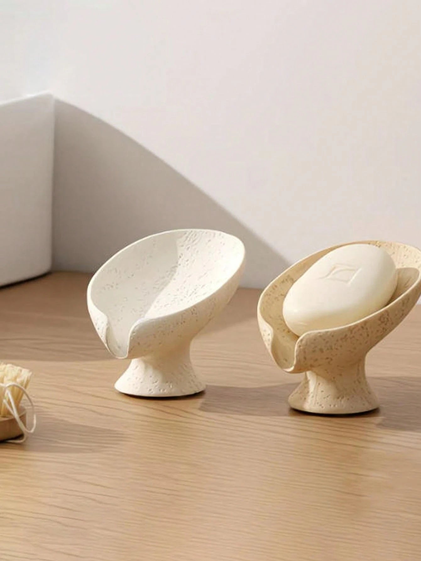 1pc Leaf-Shaped Self-Draining Soap Dish, Suitable For Keeping Soap Dry In Shower, Bathroom Sink, Kitchen Counter Or Bathtub, Appearance Similar To Gypsum Stone