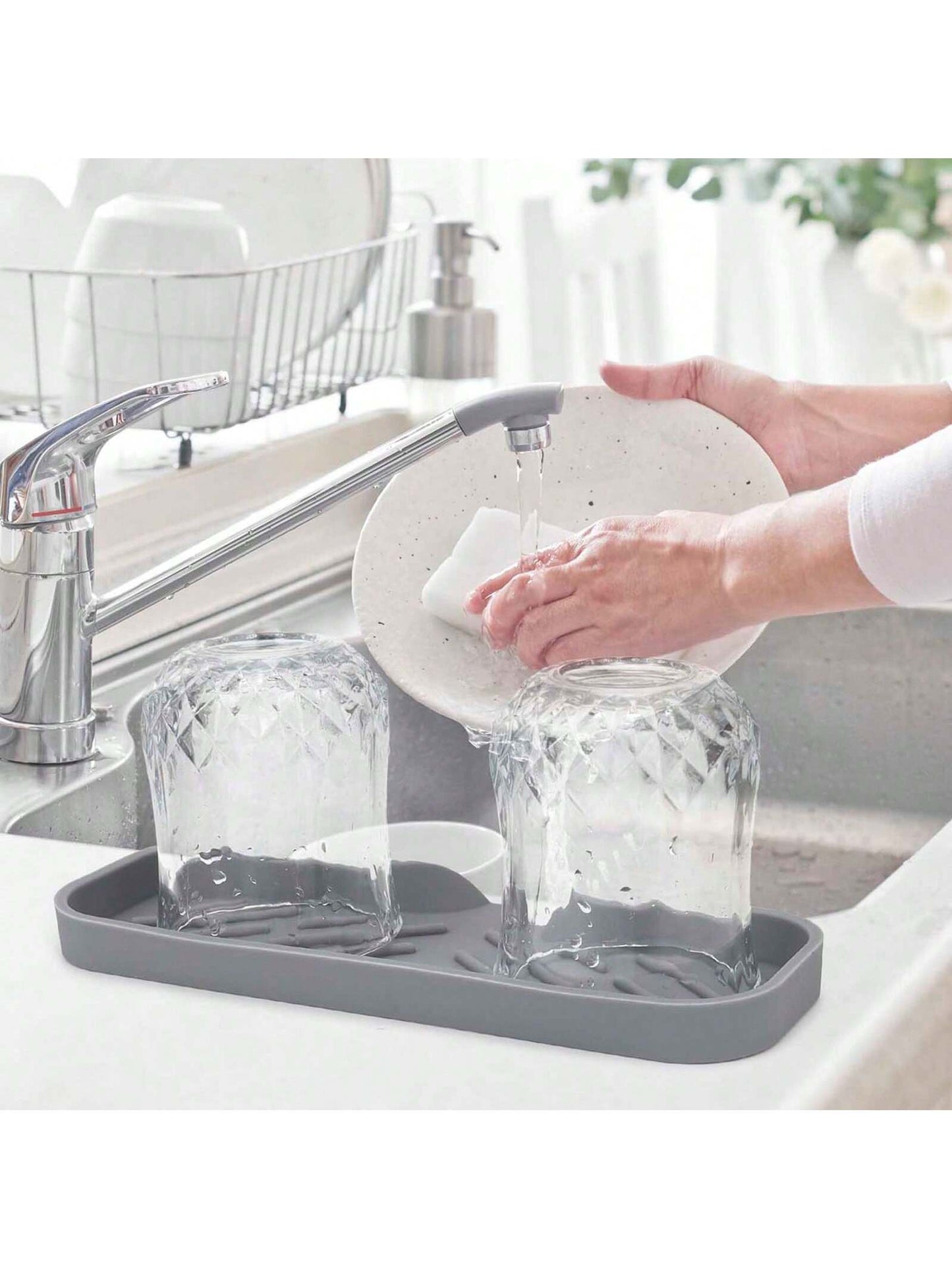 1pc Silicone Soap Dish Tray, Self-Draining Soap Holder, Suitable For Bar Soap, Silicone Soap Holder With Drainage Holes, Bar Soap Dish, Soap Holder, Soap Bottle, Cup, Sink Or Countertop Storage Rack