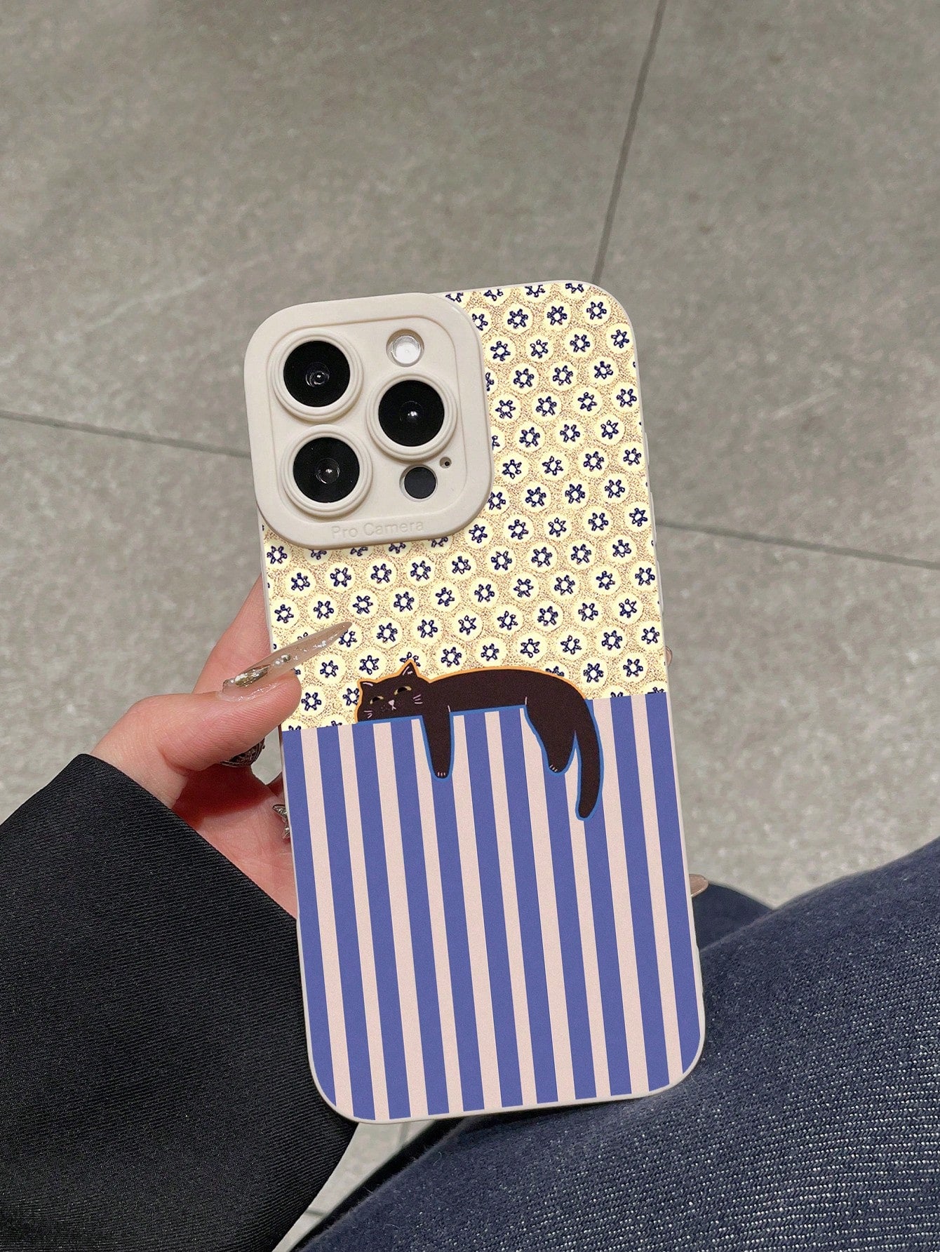 1pc Slouchy Black Cat & Vintage Floral Tile Print Phone Case, Pink Faux Leather Texture Anti-Drop Protective Cover, Cute Girly & Vintage Aesthetic Design, Cute Phone Case, Flower Phone Case, Compatibl