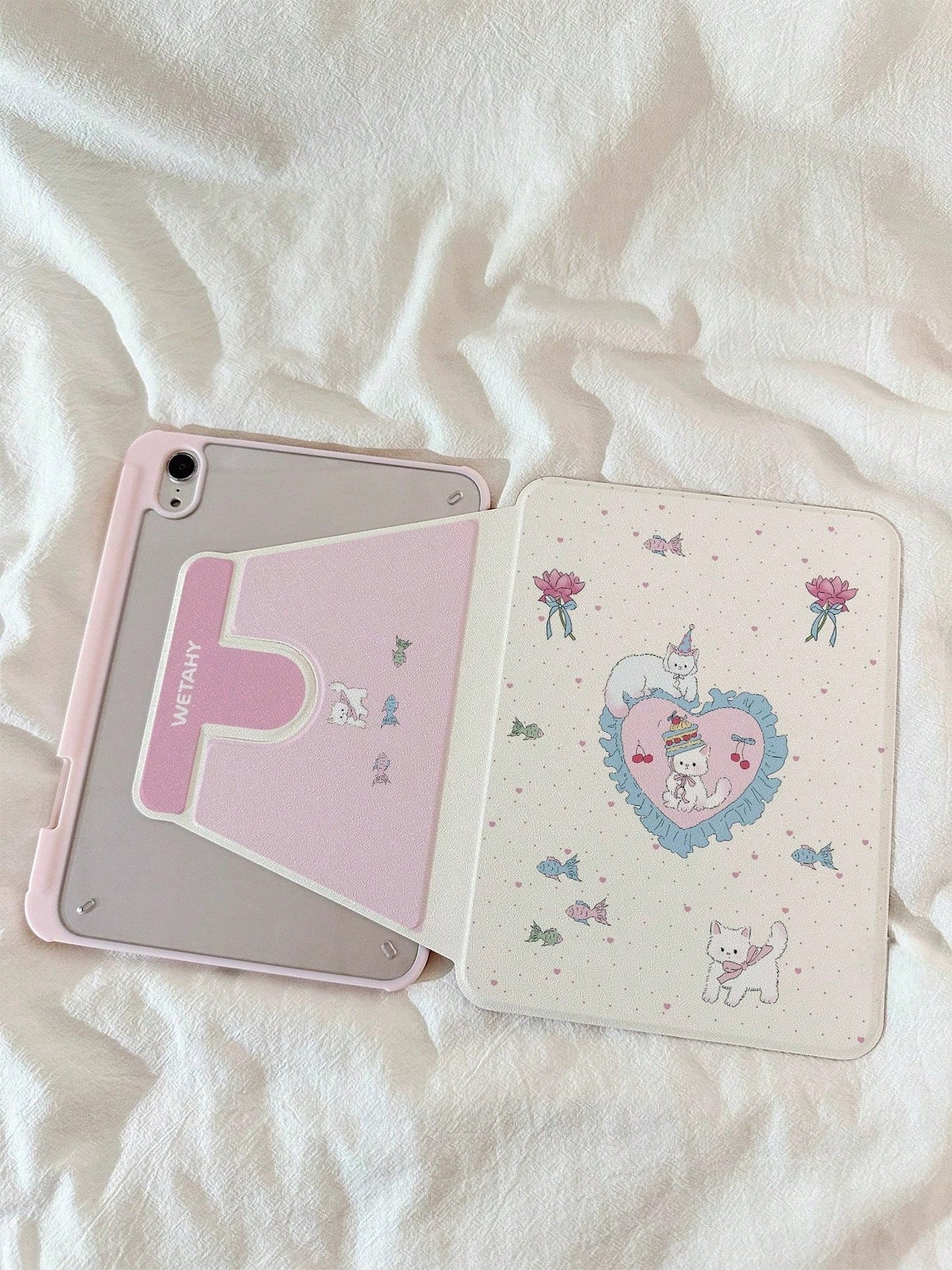 1PC Sweet Heart Cake White Cat 360° Rotating Acrylic Tablet Case, Multi-Angle Adjustable Stand, Built-In Pen Slot, Compatible With IPad5, IPad6, IPad7, IPad8, IPad9, IPad10, IPad11, Air2, Air3, Air4