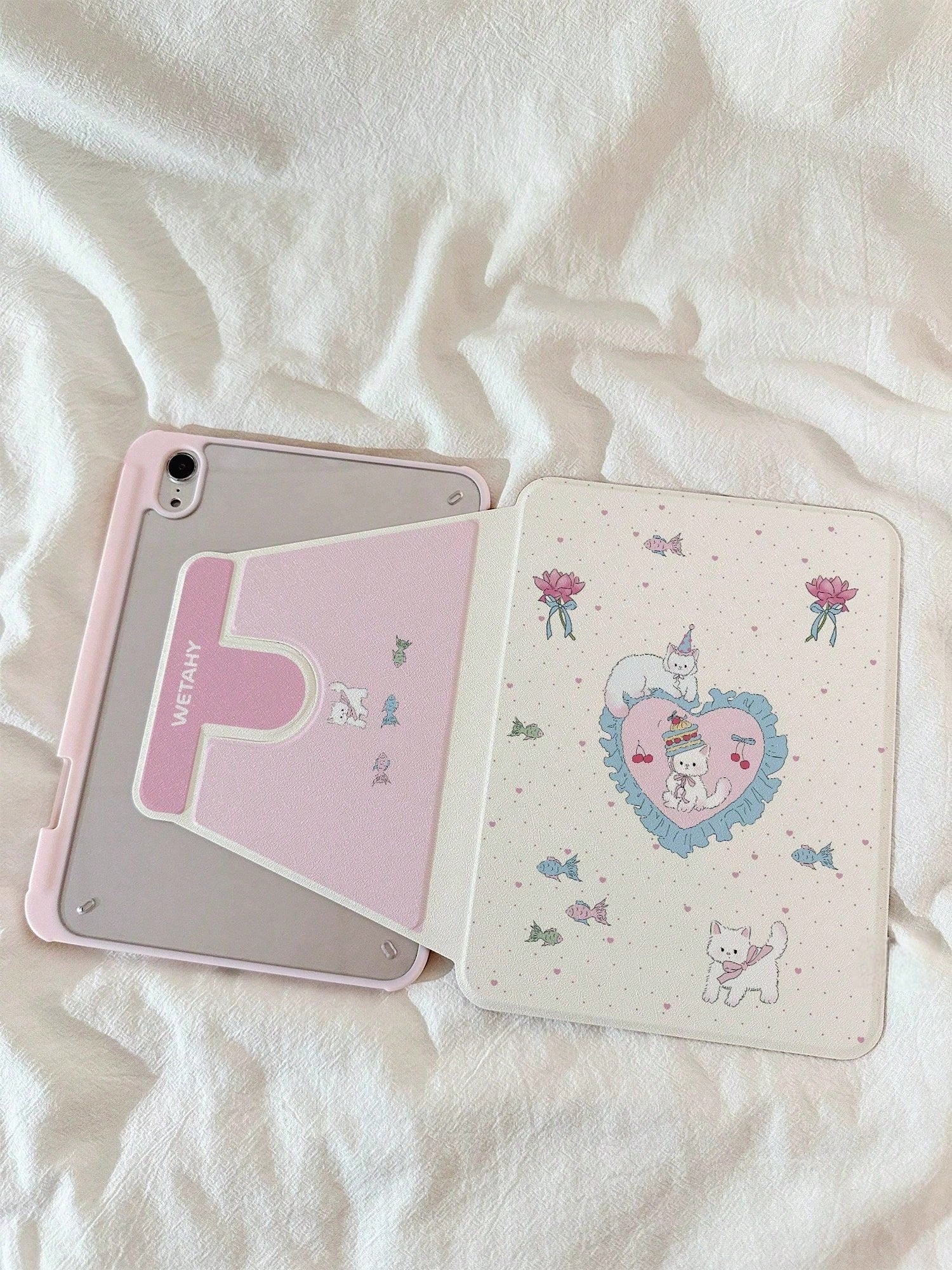 1PC Sweet Heart Cake White Cat 360° Rotating Acrylic Tablet Case, Multi-Angle Adjustable Stand, Built-In Pen Slot, Compatible With IPad5, IPad6, IPad7, IPad8, IPad9, IPad10, IPad11, Air2, Air3, Air4