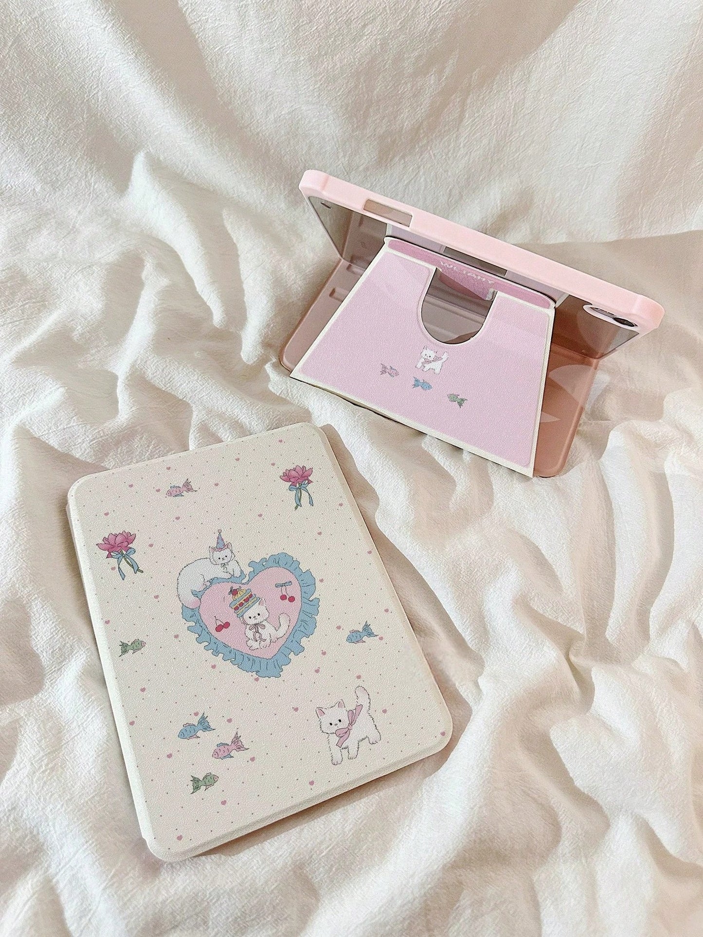 1PC Sweet Heart Cake White Cat 360° Rotating Acrylic Tablet Case, Multi-Angle Adjustable Stand, Built-In Pen Slot, Compatible With IPad5, IPad6, IPad7, IPad8, IPad9, IPad10, IPad11, Air2, Air3, Air4