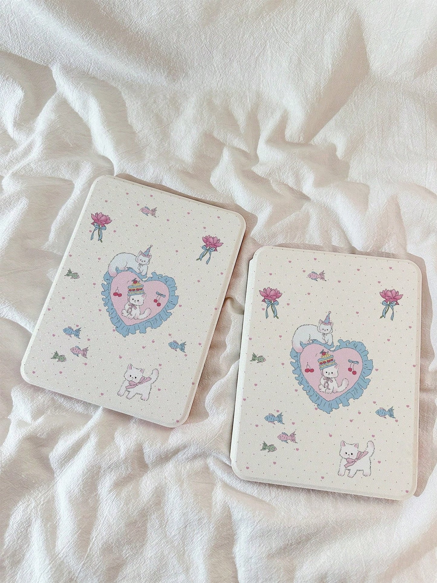 1PC Sweet Heart Cake White Cat 360° Rotating Acrylic Tablet Case, Multi-Angle Adjustable Stand, Built-In Pen Slot, Compatible With IPad5, IPad6, IPad7, IPad8, IPad9, IPad10, IPad11, Air2, Air3, Air4