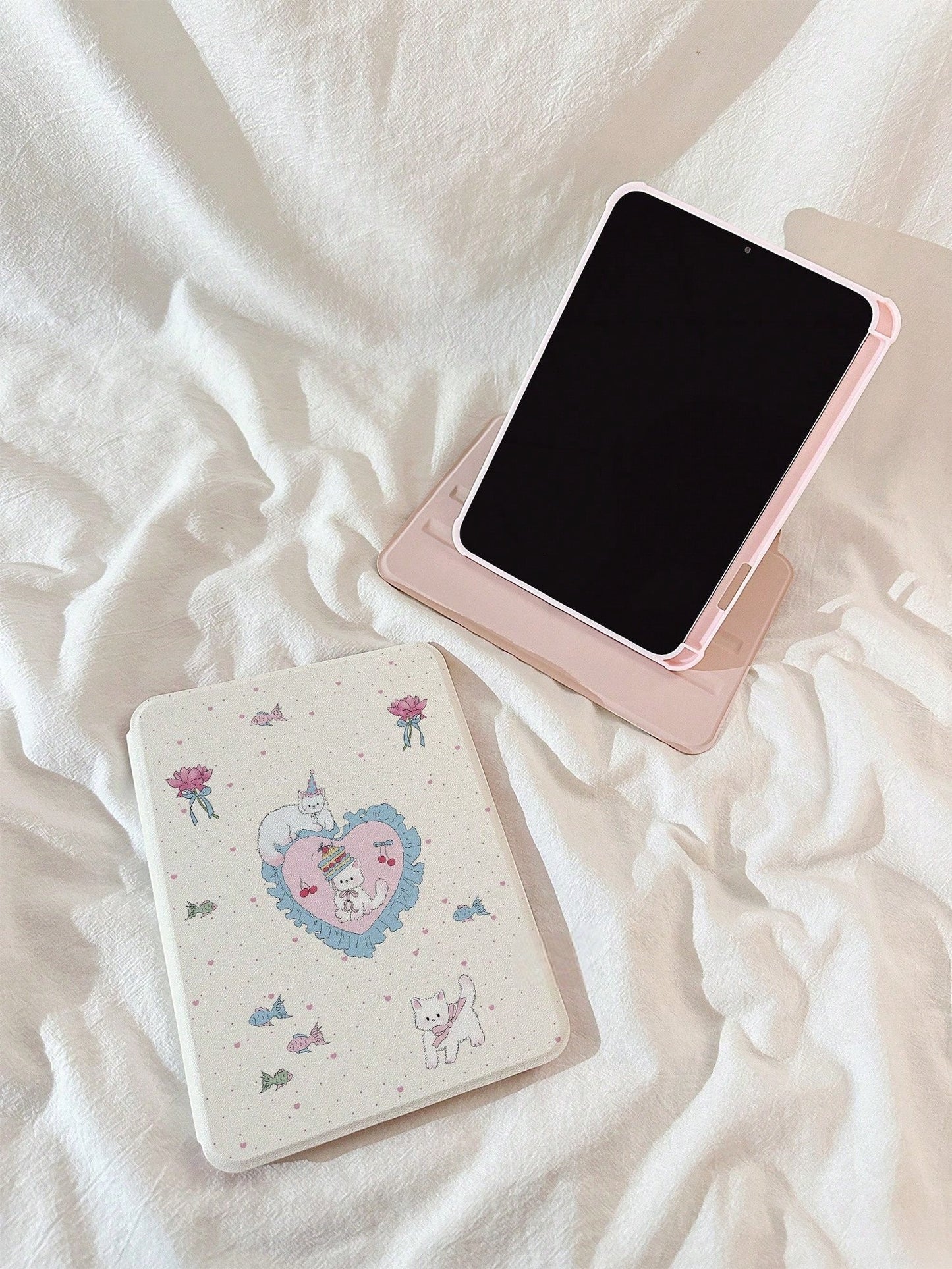 1PC Sweet Heart Cake White Cat 360° Rotating Acrylic Tablet Case, Multi-Angle Adjustable Stand, Built-In Pen Slot, Compatible With IPad5, IPad6, IPad7, IPad8, IPad9, IPad10, IPad11, Air2, Air3, Air4