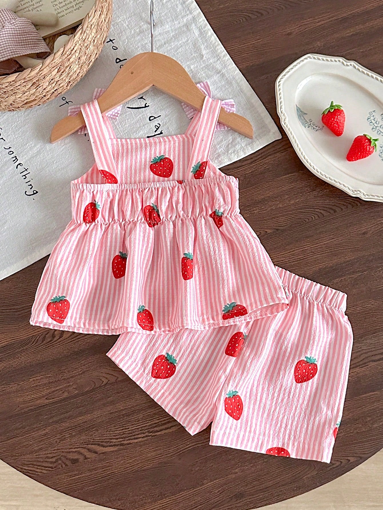 2pcs Baby Girl Toddler/Newborn 0-3 Years Spring/Summer Casual Daily Cute Vacation Striped Bow Decor Cute Yellow Lemon Pattern Camisole Top + Shorts Set