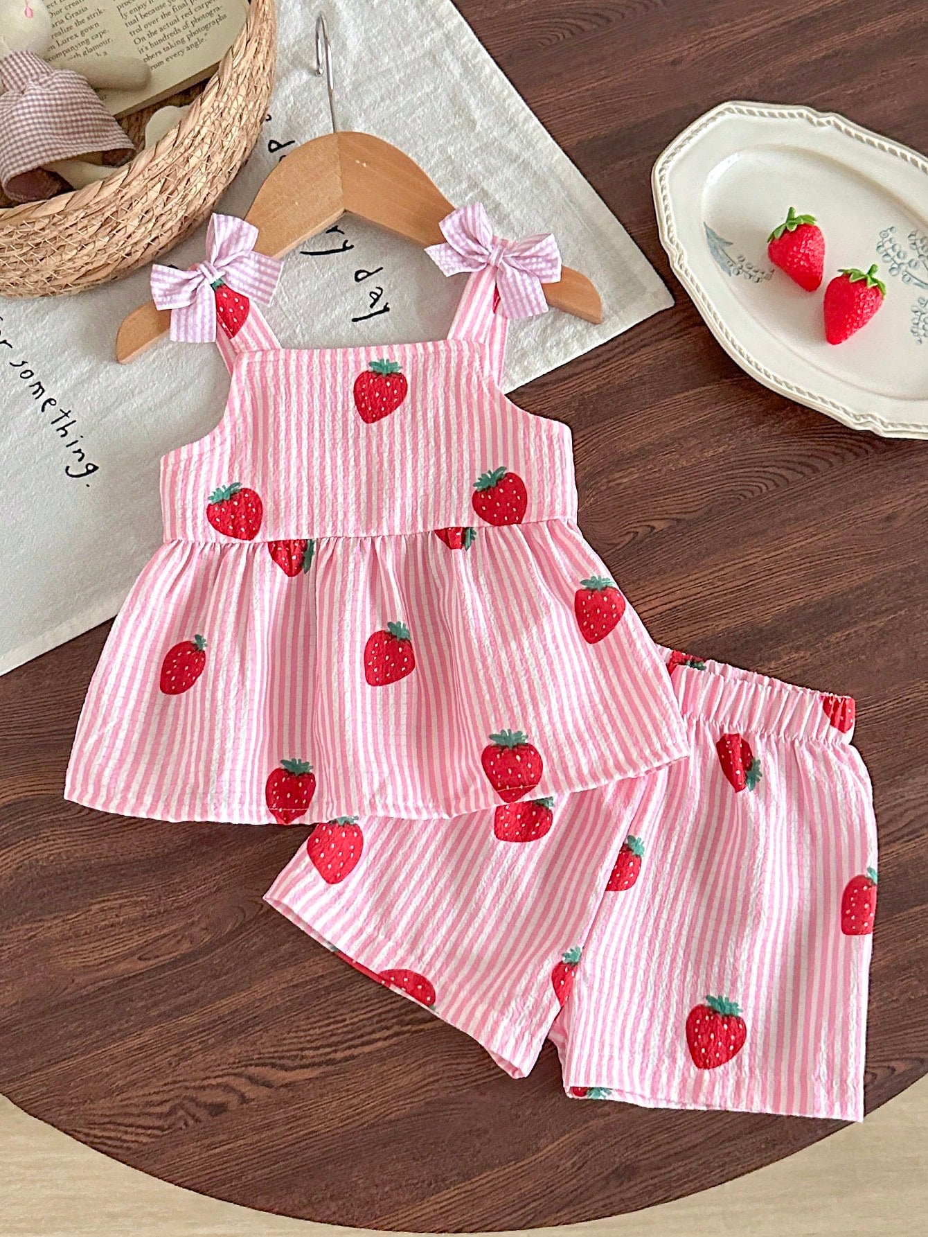 2pcs Baby Girl Toddler/Newborn 0-3 Years Spring/Summer Casual Daily Cute Vacation Striped Bow Decor Cute Yellow Lemon Pattern Camisole Top + Shorts Set
