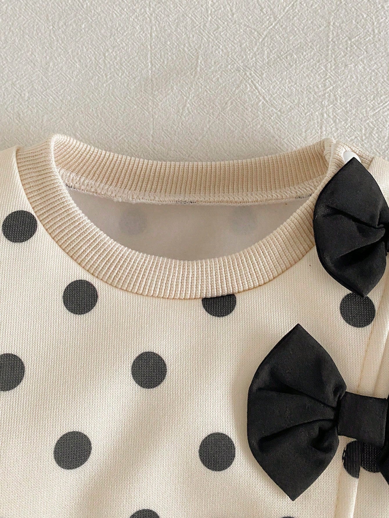 2pcs/Set Baby Girl Black & Pink Autumn Cute Parent-Child Style Brown Long Sleeve Sweatshirt With Black Bow Decor Flare Pants Outfit, Suitable For Photos And Daily Wear