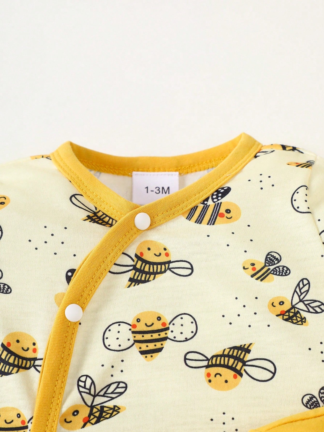 4pcs Newborn Baby Gift Set  Includes Minimalist Bee & Daisy Print Jumpsuit  Long Sleeve Romper  Short Pants  2 Beanies Clothes Cotton