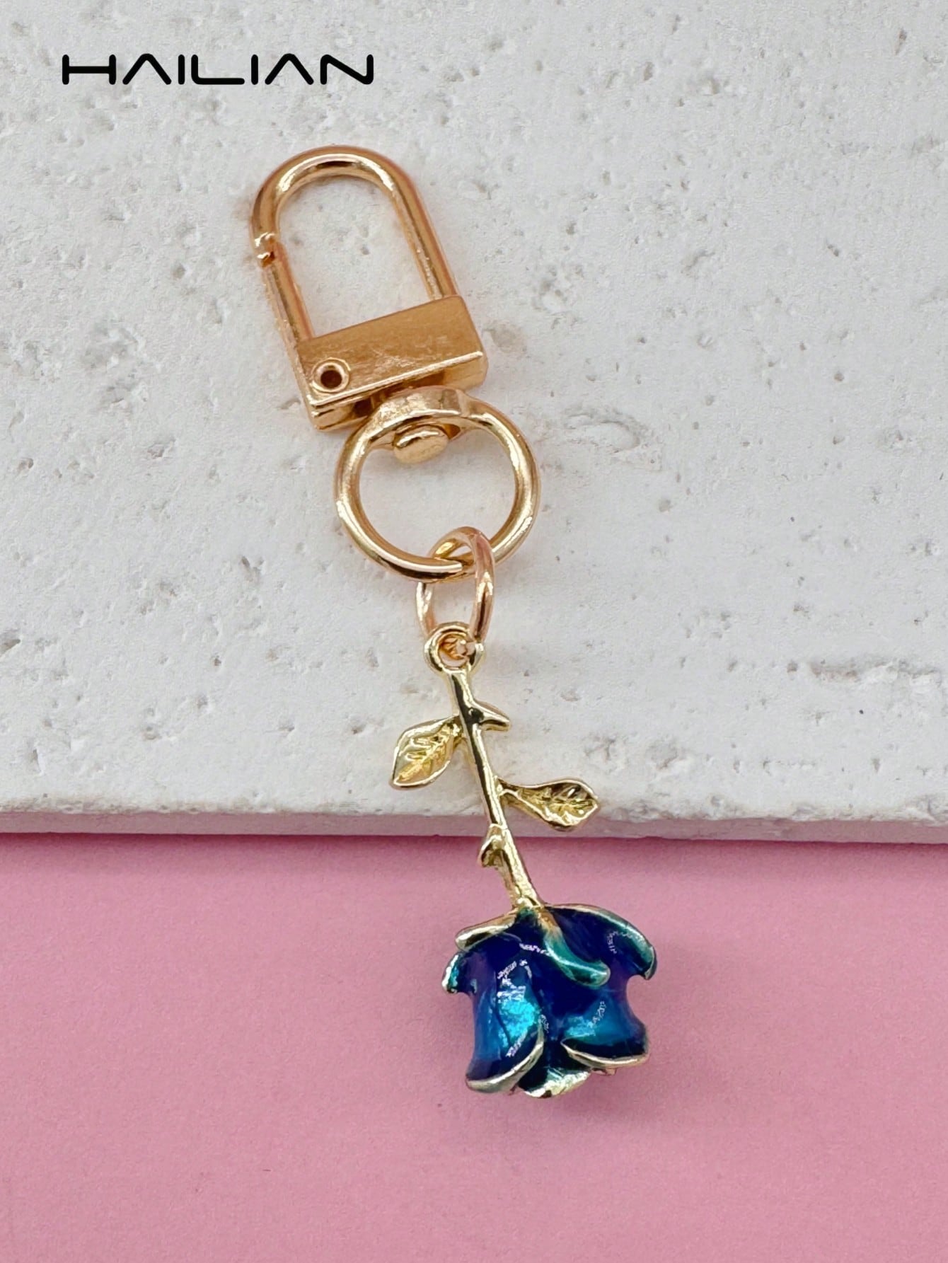 A Bag Pendant Designed Based On The Beautiful Rose As A Prototype, Featuring A Three-Dimensional Rose, Solid Color And Simple Style, European And American Style, Suitable For College Students, Element