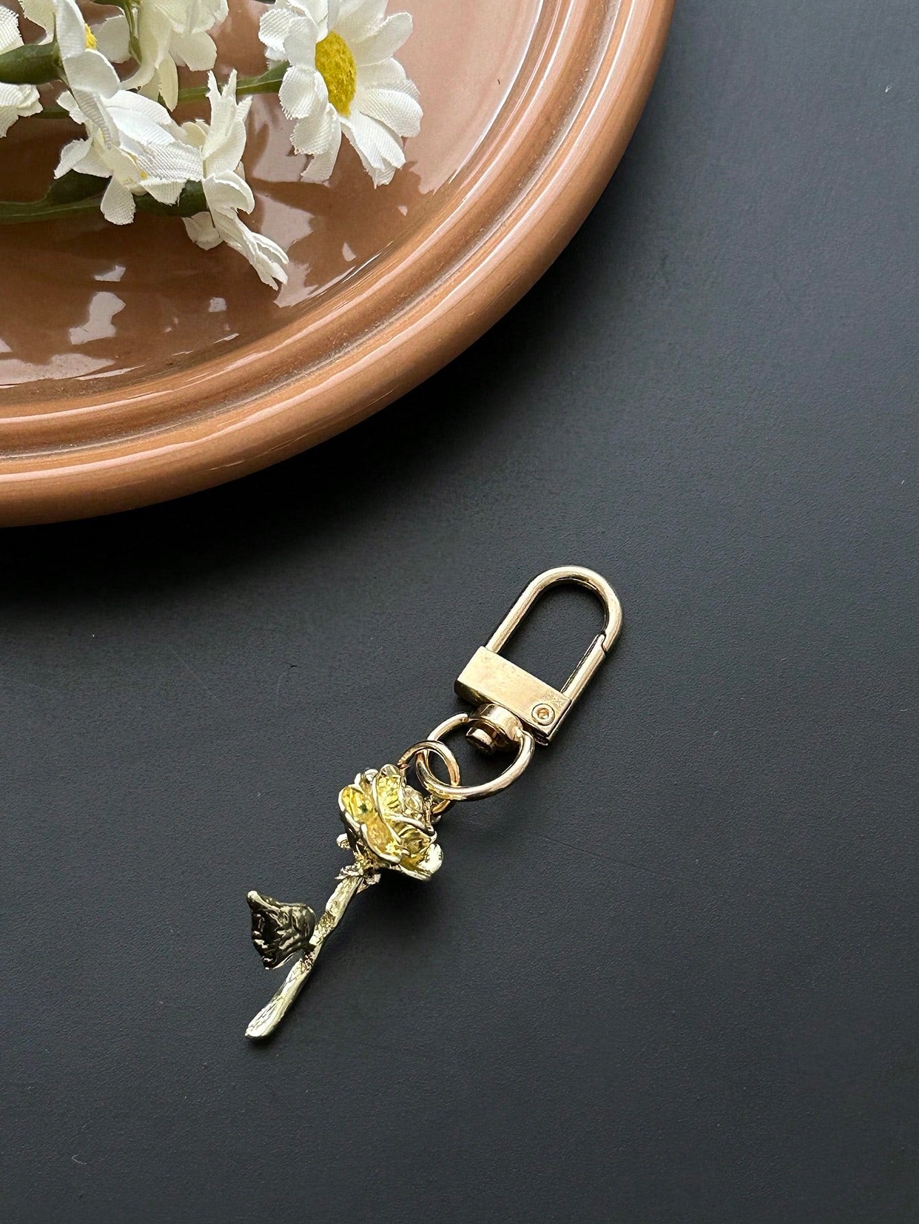 A Bag Pendant Designed Based On The Beautiful Rose As A Prototype, Featuring A Three-Dimensional Rose, Solid Color And Simple Style, European And American Style, Suitable For College Students, Element