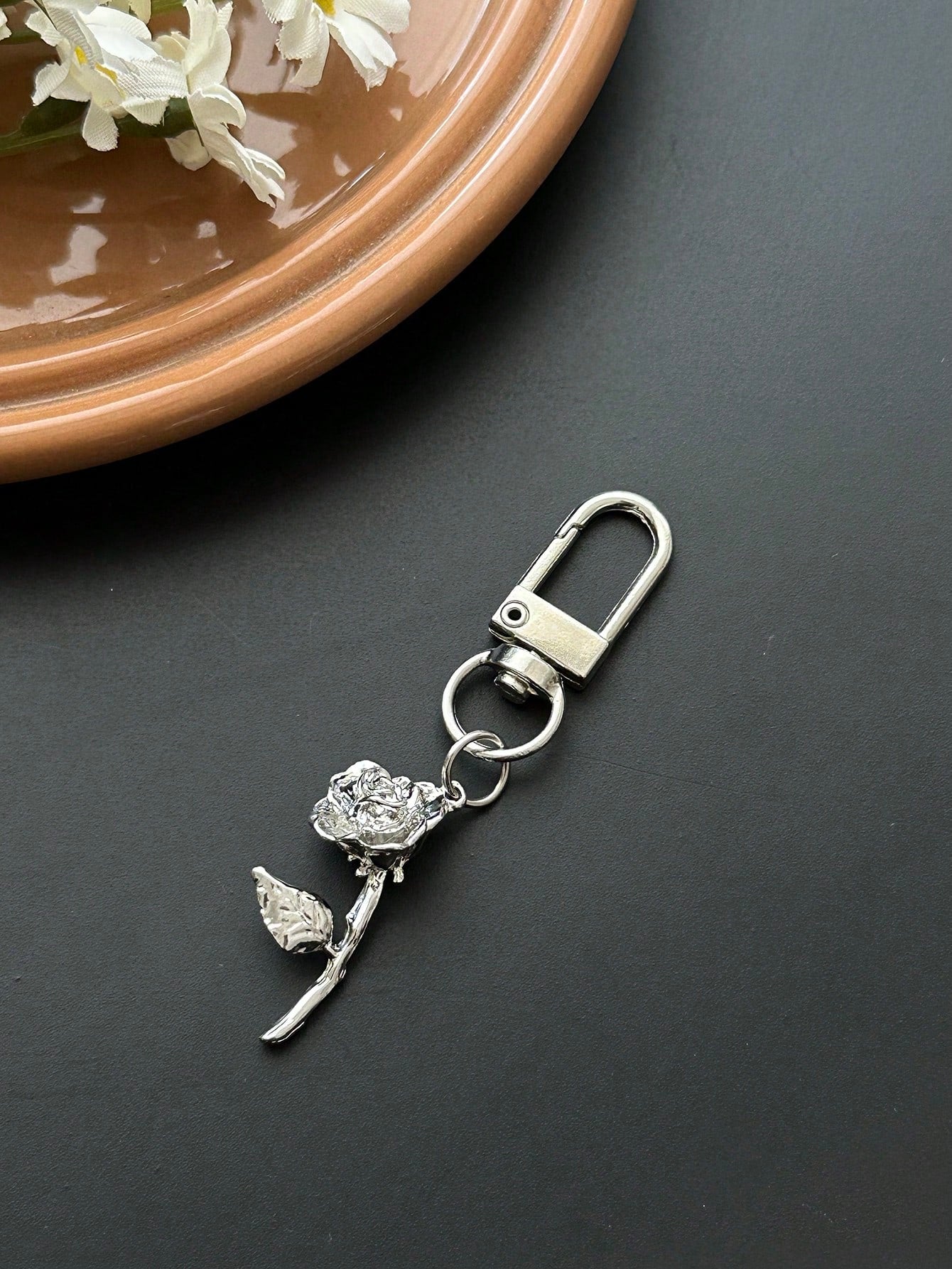 A Bag Pendant Designed Based On The Beautiful Rose As A Prototype, Featuring A Three-Dimensional Rose, Solid Color And Simple Style, European And American Style, Suitable For College Students, Element