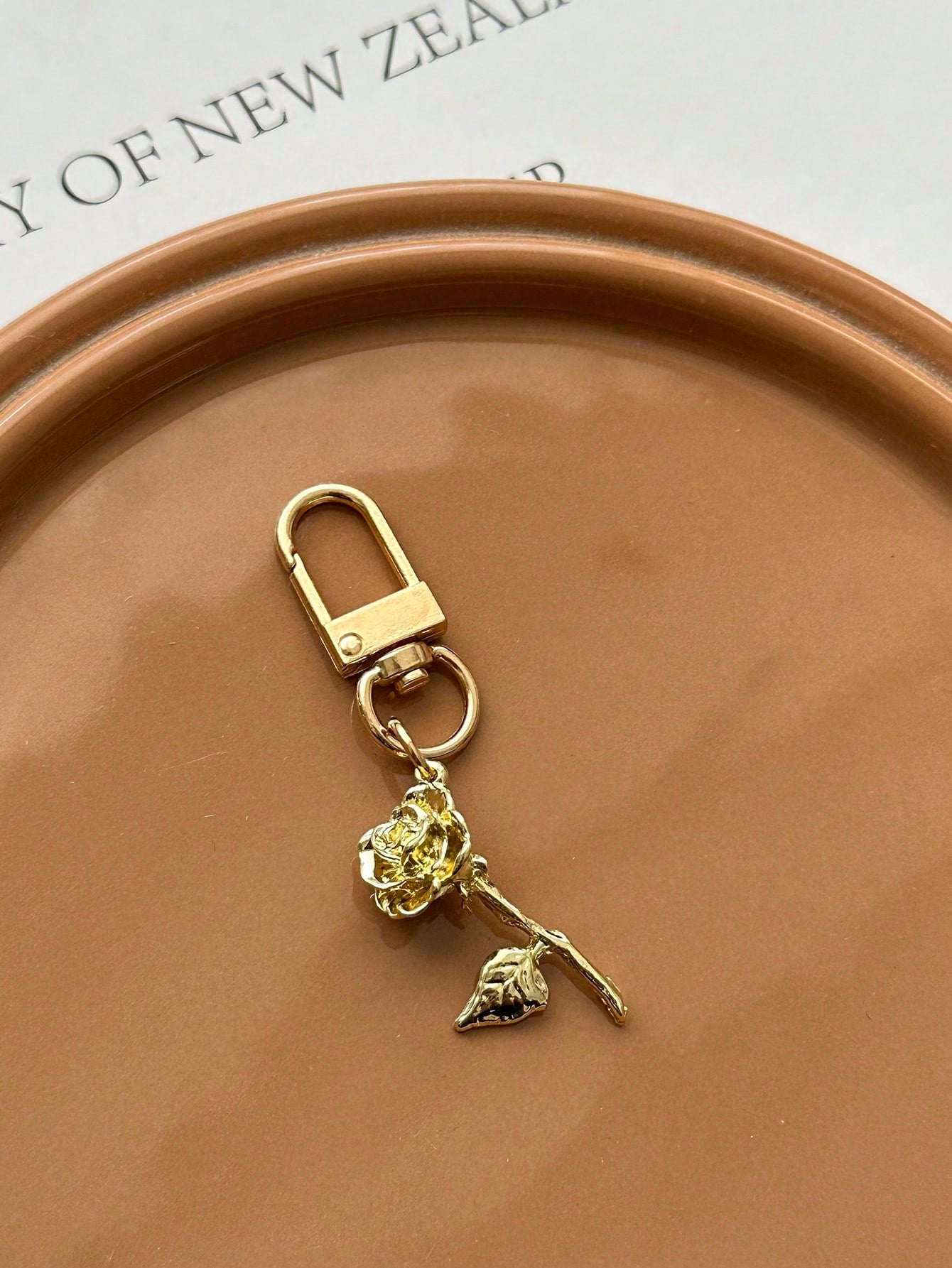 A Bag Pendant Designed Based On The Beautiful Rose As A Prototype, Featuring A Three-Dimensional Rose, Solid Color And Simple Style, European And American Style, Suitable For College Students, Element