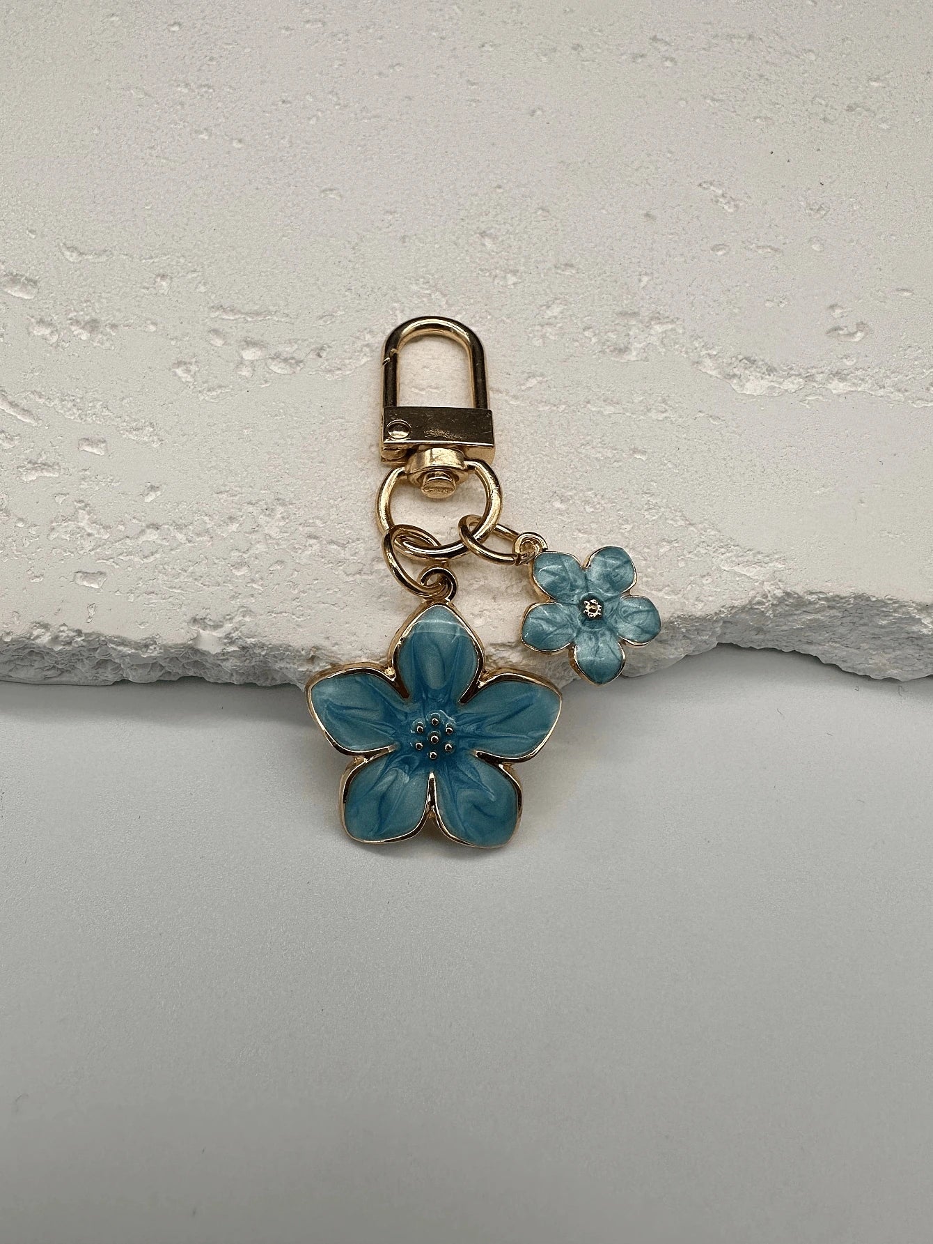 HAILIAN 1pc Alloy Cherry Blossom Shaped Keychain Lightweight & Ethereal Sakura With Square Tag Suitable For Bag Charm Car Key Chain Couples Birthday Holiday Gifts Gifts For Women Valentines
