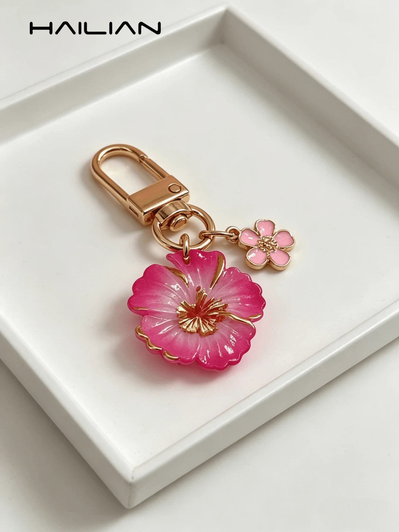 HAILIAN Cute Flower Keychain, Gradient Resin Hibiscus Flower Bag Charm With Mini Flower Pendant, Gold-Plated Keyring, Suitable For Wallet, Backpack, Handbag, Car Keys Decoration, Great Gift For Women