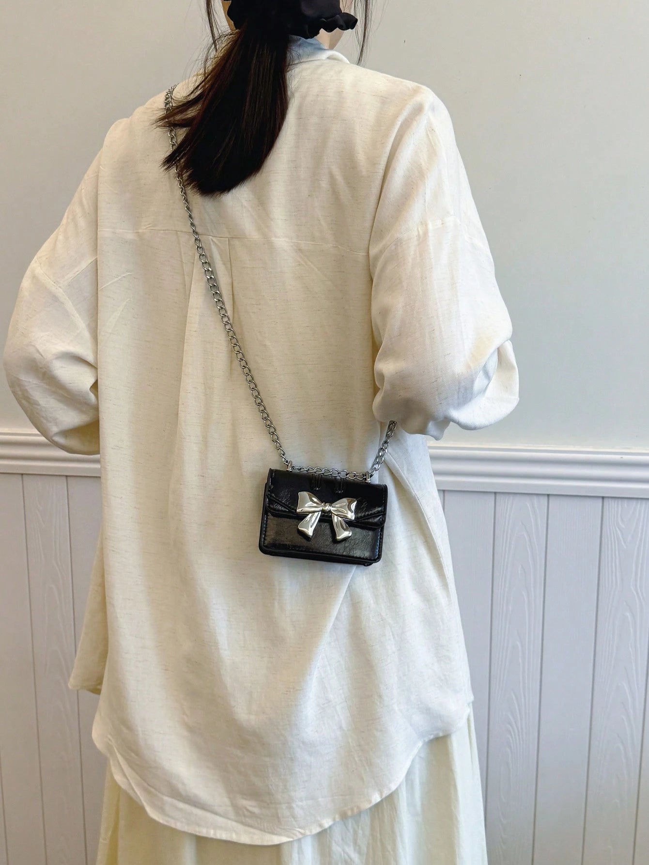 New Autumn/Winter Fashion Mini Square Bag, Bowknot Metal Decor, Flap Design, Dual Metal Chains, Compact & Lightweight, Minimalist Versatile. Suitable For Women's Casual Daily Use And Students, Can Be