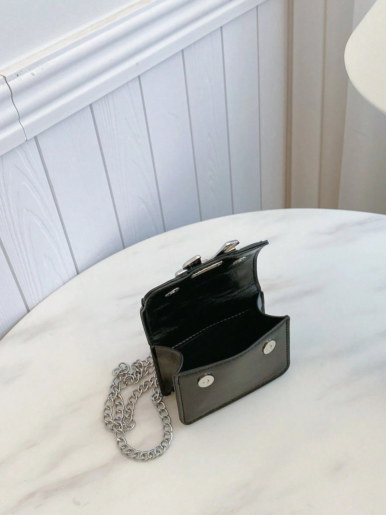 New Autumn/Winter Fashion Mini Square Bag, Bowknot Metal Decor, Flap Design, Dual Metal Chains, Compact & Lightweight, Minimalist Versatile. Suitable For Women's Casual Daily Use And Students, Can Be