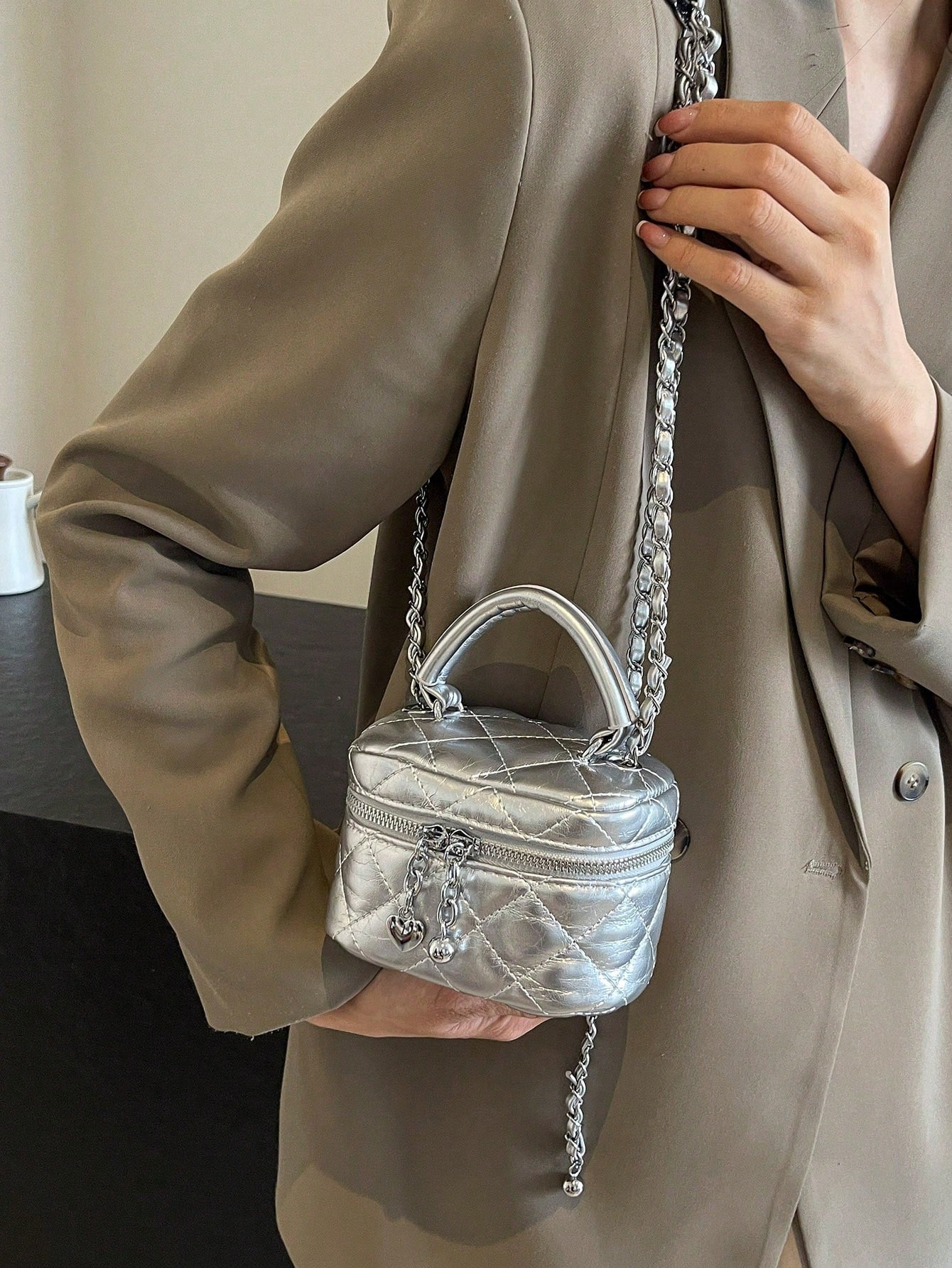 New Fashion Classic Multifunctional Waterproof PU Material, Diamond Quilted Pattern Handbag, Lightweight And Easy To Carry, Zipper Closure Design, Heart-Shaped Zipper Decor Crossbody Round Box Bag, Co