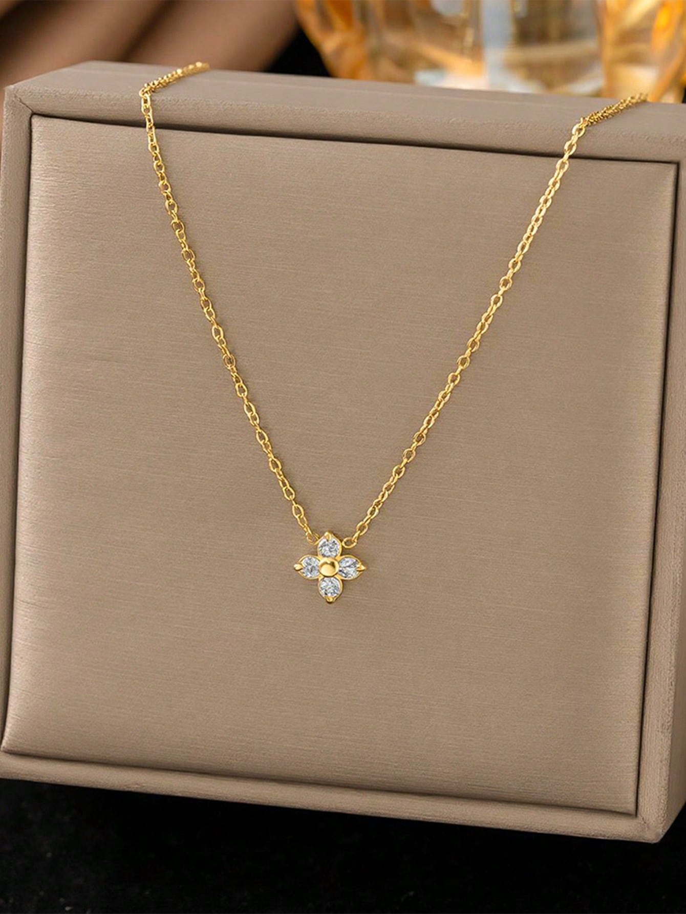 New Zirconia Four-Leaf Flower Steering Wheel Chain, Slim Small Minimalist Fashion Versatile Niche Design Car Accessory