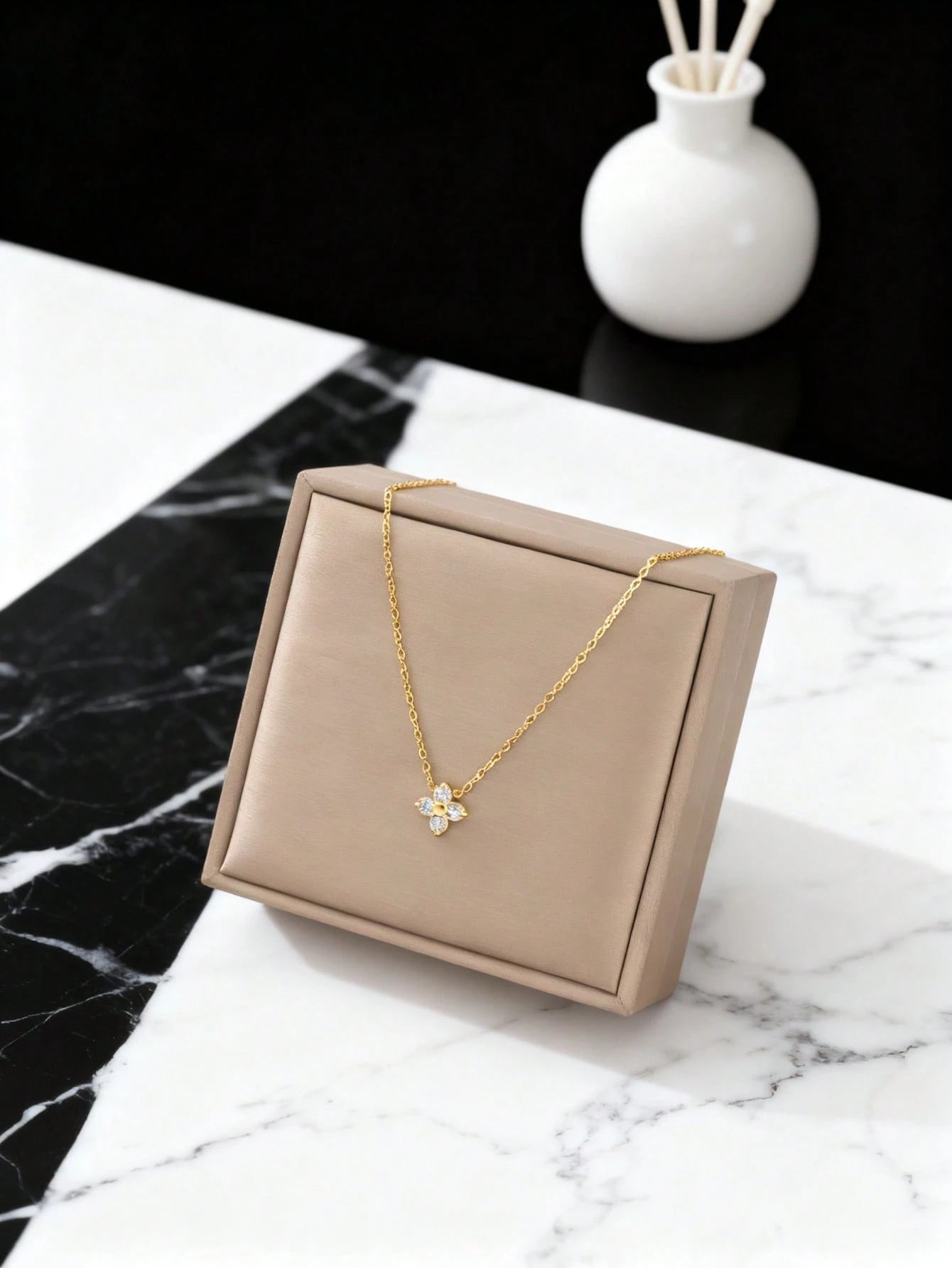 New Zirconia Four-Leaf Flower Steering Wheel Chain, Slim Small Minimalist Fashion Versatile Niche Design Car Accessory