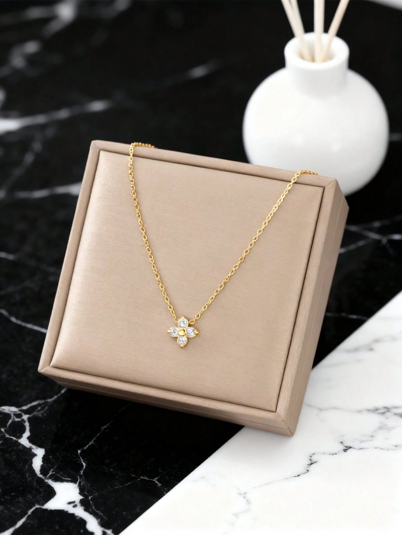 New Zirconia Four-Leaf Flower Steering Wheel Chain, Slim Small Minimalist Fashion Versatile Niche Design Car Accessory