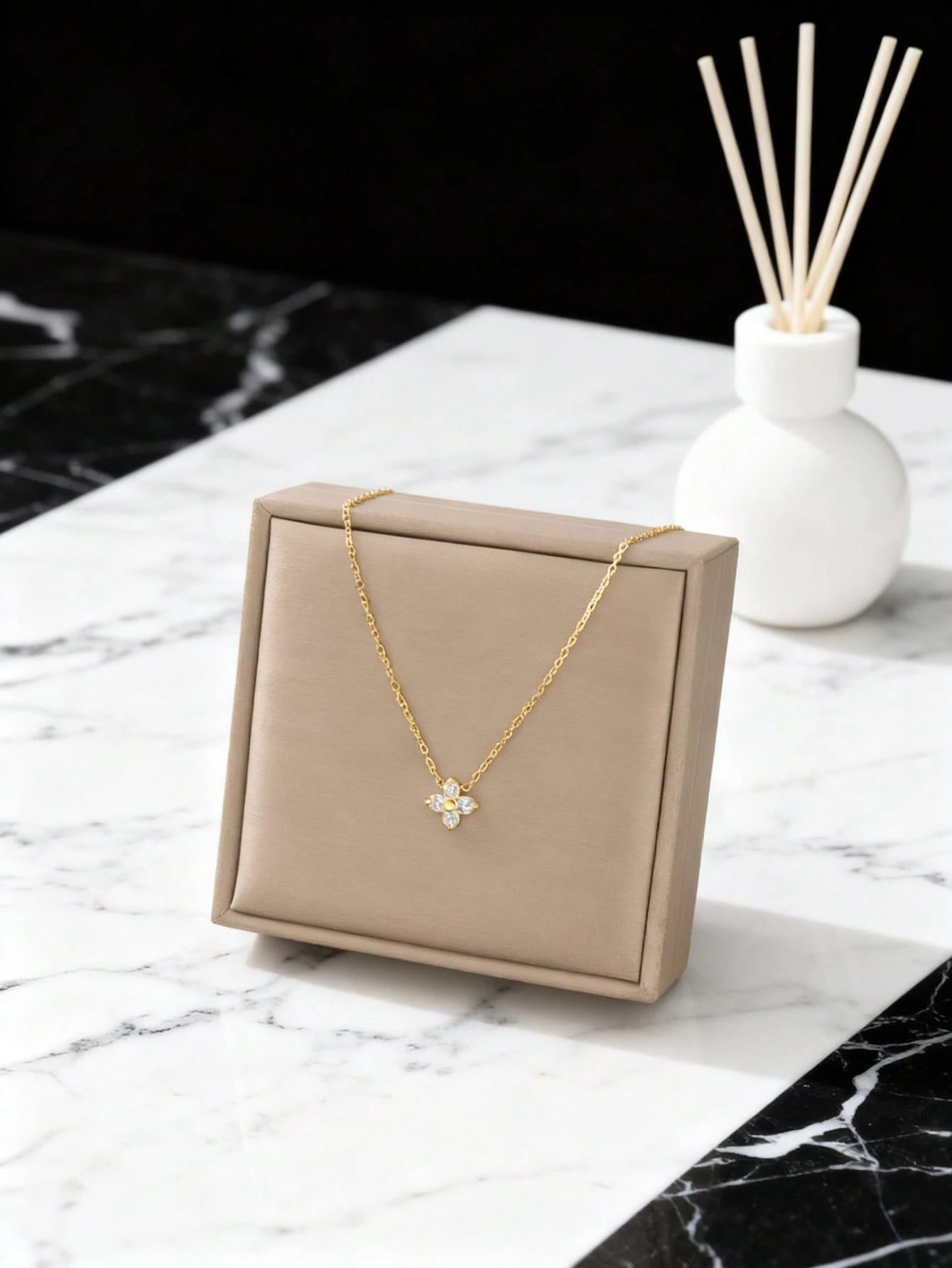 New Zirconia Four-Leaf Flower Steering Wheel Chain, Slim Small Minimalist Fashion Versatile Niche Design Car Accessory