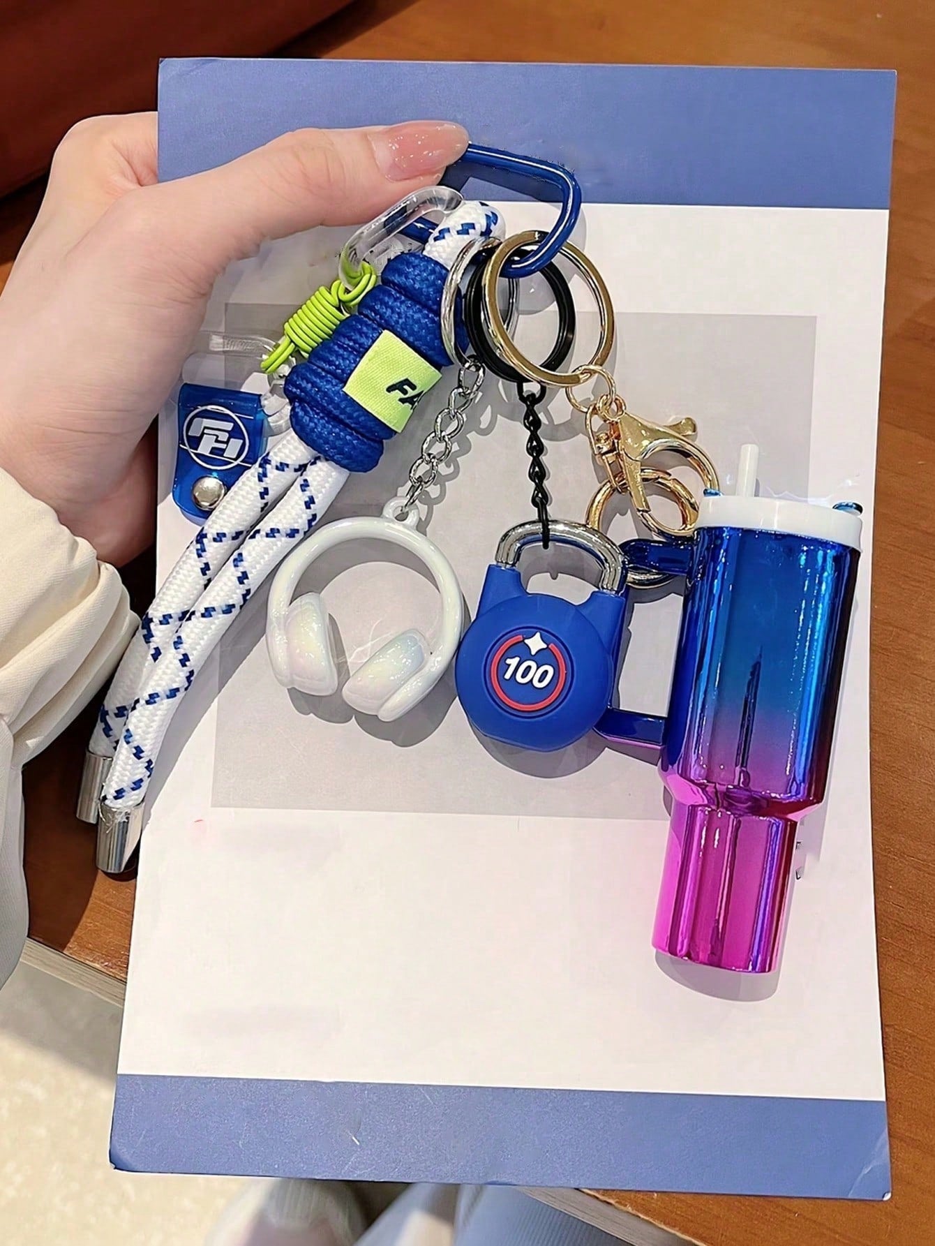 [Original Handmade] Mini Water Bottle Keychain, Woven Rope Keychain/Wrist Accessory, 3D Earphone Accessory, Car Key Anti-Loss Chain, Exquisite Girls Earphone Decoration, Women's Summer Charming Bag Ch