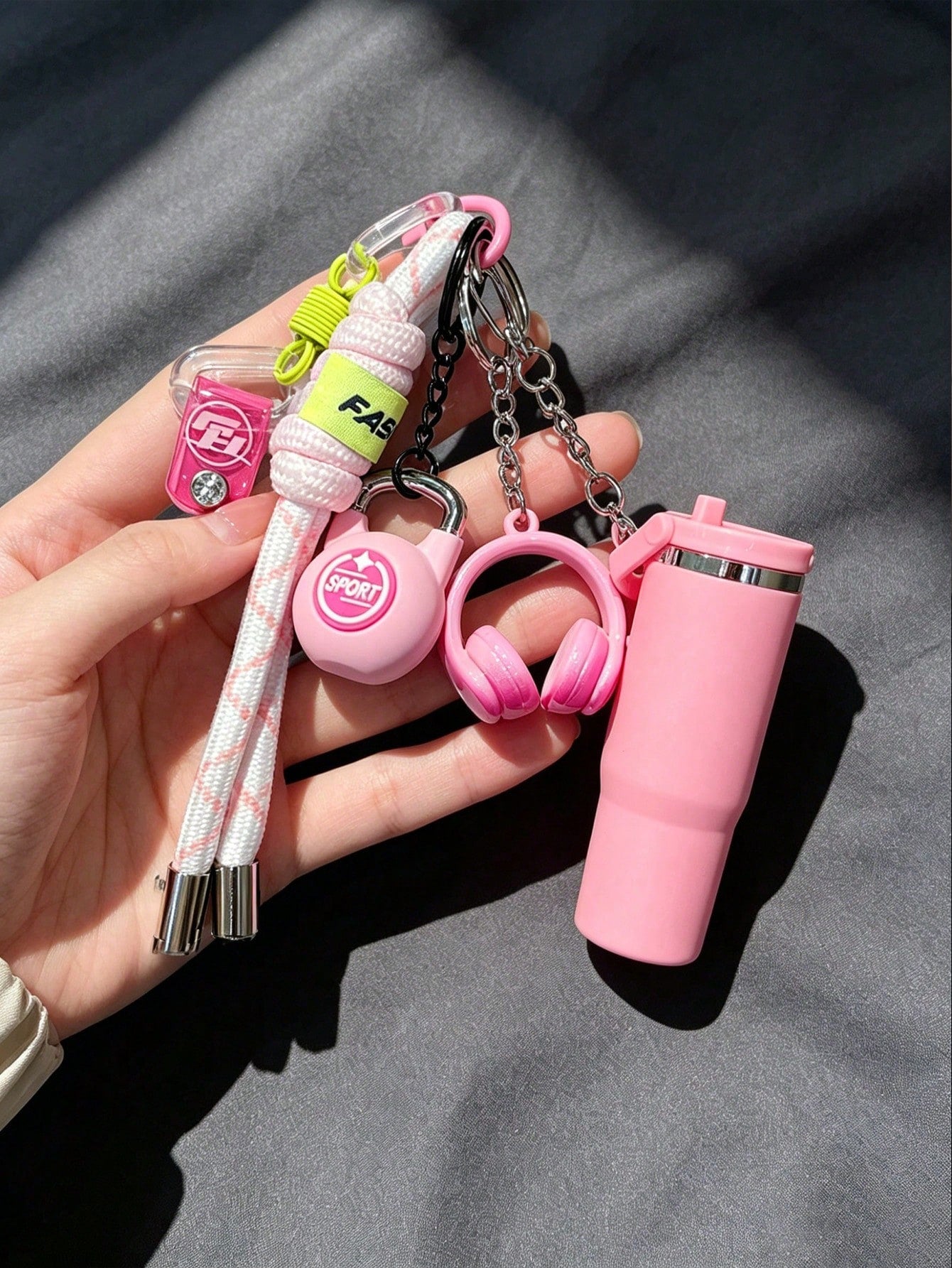 [Original Handmade] Mini Water Bottle Keychain, Woven Rope Keychain/Wrist Accessory, 3D Earphone Accessory, Car Key Anti-Loss Chain, Exquisite Girls Earphone Decoration, Women's Summer Charming Bag Ch