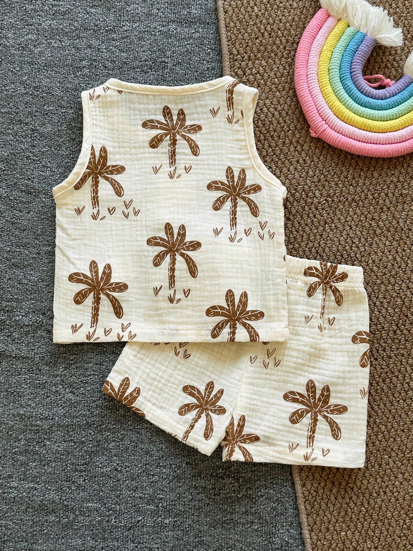 Playful Pals Baby Boys Summer White & Green Vibrant Playful Crocodile Print Sleeveless Tank Top & Shorts Set, Loose Comfortable Fit, Suitable For Daily Outings, School Activities, Family Gatheri