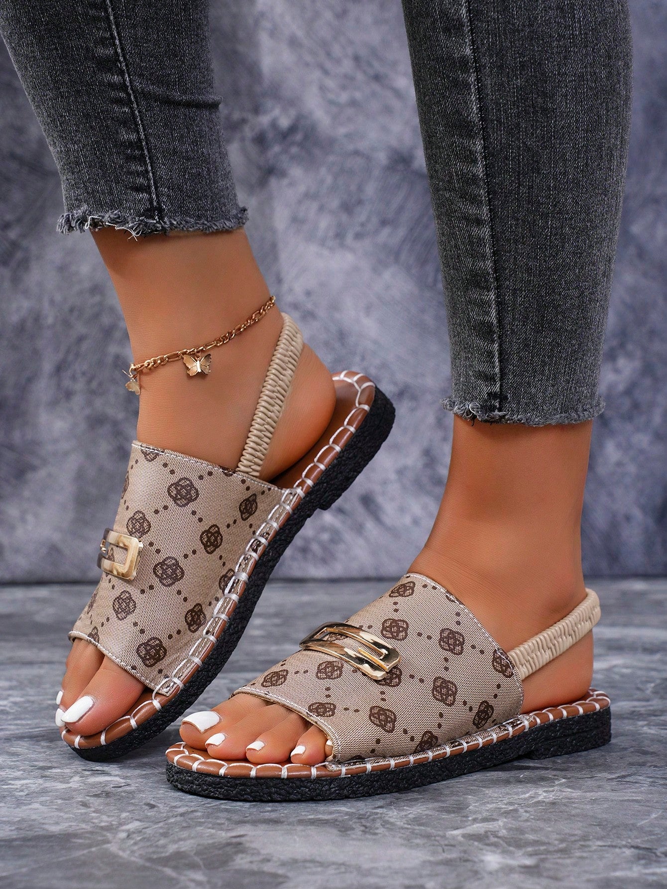 Women's Flat Sandals, Adjustable Buckle Strap White Flat Thong Sandals, -On Casual Slides, Outdoor And Indoor Slippers,Spring Summer Outfits