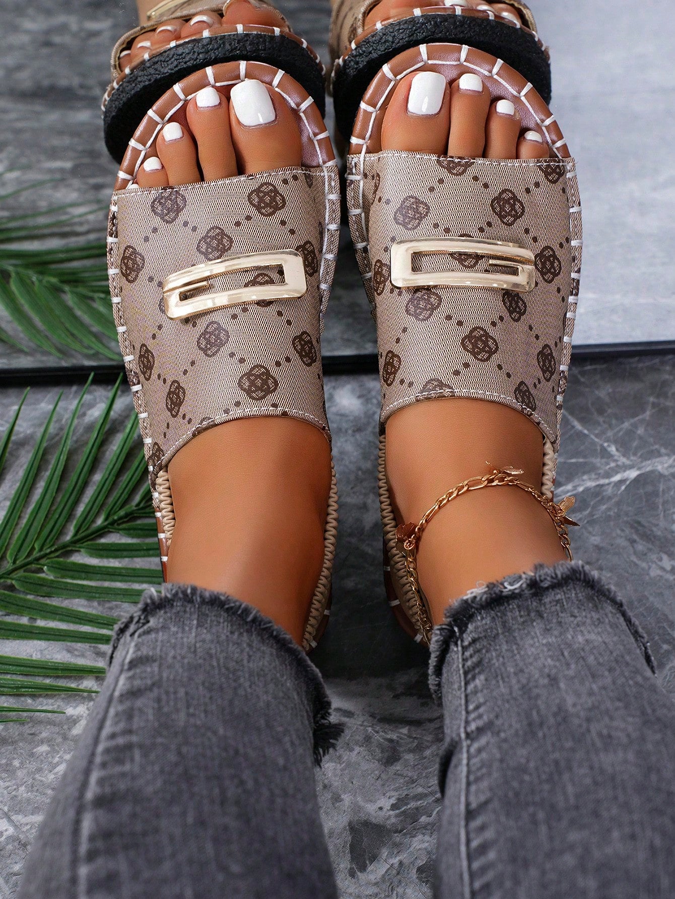 Women's Flat Sandals, Adjustable Buckle Strap White Flat Thong Sandals, -On Casual Slides, Outdoor And Indoor Slippers,Spring Summer Outfits